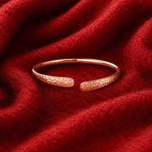 Brazalete de Cobre Puro Martillado a Mano para Mujer, Brazalete Abierto Ajustable Hecho a Mano, Joyería Rústica Minimalista - Product Image 4