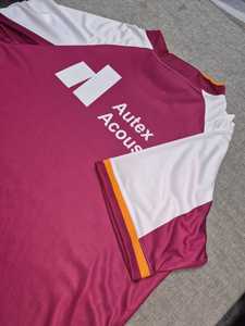เสื้อเจอร์ซีย์แบบซับลิเมชั่นสั่งทำพิเศษ โลโก้ด้านหน้า โพลีเอสเตอร์ 100% สำหรับการแข่งขันและฝึกซ้อม ระบายอากาศได้ดี แขนสั้น ทรงปกติ เสื้อผ้าสำหรับผู้ใหญ่ - Product Image 2