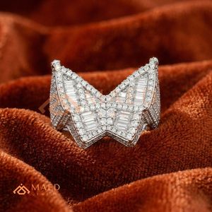 Anillo de Marca Iced Out con Diseño de Mariposa en Plata de Ley 925 – Banda con Logotipo Distintivo Totalmente Iced Out con Piedras Baguette y Micro Pavé para Hombre - Product Image 2