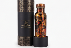 Elegante botella de agua de cobre impresa en negro y amarillo, ecológica y de primera calidad, ideal para la hidratación diaria, yoga, hogar y oficina. - Product Image 6