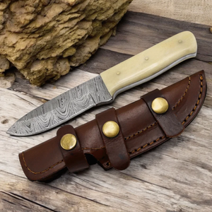 Couteau de chasse à lame fixe à motif Damas personnalisé avec construction Full Tang, prise en main confortable et étui en cuir pour le camping - Product Image 1