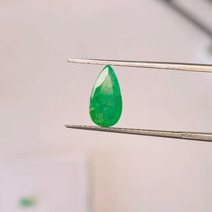 มรกตธรรมชาติจากแซมเบีย รูปทรงลูกแพร์ คู่หนึ่ง น้ำหนัก 2.62 กะรัต คุณภาพดี สีเขียวสวยงาม เงางาม ขัดเงาอย่างสมบูรณ์แบบ เหมาะสำหรับทำเครื่องประดับ - Product Image 3