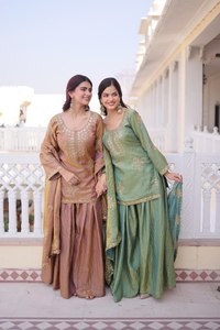Ultima Collezione Set Sharara Completamente Ricamato Fendy Crush Top-Sharara-Dupatta con Lavorazione Ricamata in Zari e Pizzo Traforato - Product Image 3
