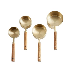 Ensemble de tasses à mesurer en laiton design avec poignées en bois pour la maison, la cuisine, l'hôtel et la restauration de luxe - Product Image 3