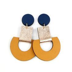 Boucles d'oreilles créoles en résine rose en forme d'étoile, faites à la main, pour femme, bijoux tendance et élégants, accessoire de mode affirmé - Product Image 5