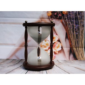 Sablier traditionnel en bois avec verre givré et cadre orné pour la décoration intérieure - Product Image 1