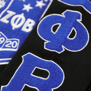 Pull en laine et acrylique noir à col en V Zeta Phi Beta avec broderie des lettres grecques ZPB, bordure côtelée, vêtement en maille premium pour femme - Product Image 4