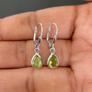 Pendientes de botón de plata de ley 925 chapados en oro con piedra de peridoto de 6x8 mm, diseño clásico romántico para amantes, para mujer, para aniversario, con cierre a presión, finos - Product Image 2
