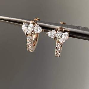 Boucles d'oreilles créoles miniatures de luxe en forme de cœur à deux pierres, diamants de laboratoire, plaqué or 9 carats, scintillantes, à fermoir clicker, pour femme, mariage - Product Image 4