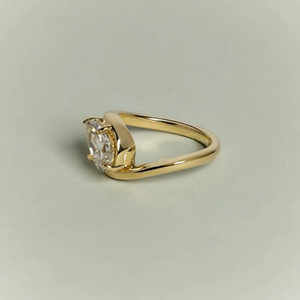 Anillo de Compromiso con Diamante Cultivado en Laboratorio de 2 Quilates, Corte Pera, Banda Ondulada, Estilo East West - Product Image 2
