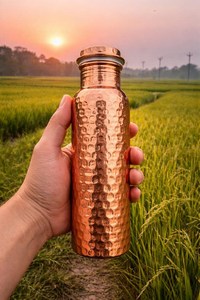 Botella de agua de cobre hecha a mano con acabado martillado y tapa de rosca, reutilizable para viajes y actividades al aire libre. - Product Image 2