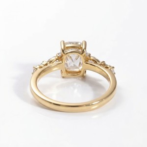 Bague romantique en or jaune plaqué moissanite taille émeraude, cadeau de la Saint-Valentin pour femme, bijou à porter tous les jours - Product Image 5