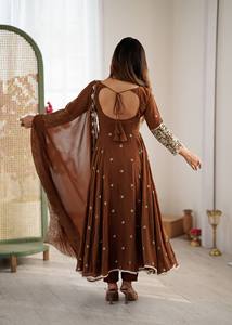 Costume Anarkali traditionnel marron pour femmes avec dupatta brodé, coupe ample, longueur au sol, polyester, style Inde Pakistan - Product Image 4