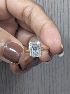 Bague solitaire Lurba Jewels en moissanite taille radiant 2 carats, sertie clos, or 14 carats, cadeau de fiançailles, de mariage ou d'anniversaire - Product Image 3
