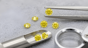 Lot de diamants synthétiques (cultivés en laboratoire) blancs vifs fantaisie (RCK Global) VS1 CVD 0,01-0,02 ct, taille brillant micro-pavé, 1,3-1,7 mm - Product Image 3