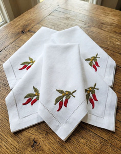 Servilleta de Algodón Cuadrada Personalizada con Bordado de Chiles, Prelavada, Duradera, Reutilizable, Lavable a Máquina, con Dobladillo - Product Image 1