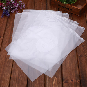 Sacs en plastique refermables à fermeture éclair avec logo imprimé personnalisé, effet givré, pour vêtements - Product Image 4