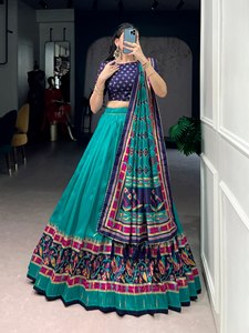 Lehenga Choli de Seda Tussar con Estampado Rojo y Trabajo en Foil - Product Image 4