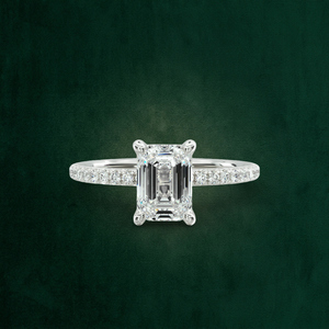 แหวนทองคำแท้ 18K ประดับมรกตและพลอยสองเม็ดทรงเหลี่ยมเจียระไนแบบฝังหนามเตย รับผลิตตามสั่งแบบ B2B OEM - Product Image 3