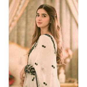 Hermoso Vestido de Noche Anarkali con Elegante Dupatta para Fiestas y Ocasiones Especiales - Product Image 3