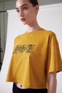 เสื้อยืดครอปท็อปผู้หญิง สีมัสตาร์ด คอกลม แขนสั้น พิมพ์ลายตัวอักษร ทรงหลวม สไตล์ลำลอง ผ้าฝ้ายเจอร์ซีย์ 100% สไตล์ฤดูใบไม้ผลิและฤดูร้อน - Product Image 5