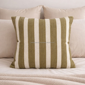 Funda de cojín tejida a mano de 20 × 20 pulgadas, color marrón óxido, con franjas verticales llamativas y texturizadas, estilo bohemio para decoración. - Product Image 2