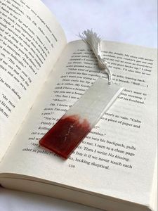 Marcapáginas de Resina Hecho a Mano Personalizado, Marcador de Páginas Creativo con Diseño Artístico, Accesorio de Lectura Duradero para Estudiantes y Lectores - Product Image 1
