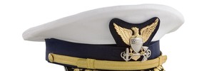 Casquette de cérémonie blanche haut de gamme avec broderie en fils dorés, visière en feuille de chêne, sangle de menton et insigne d'aigle en métal - Product Image 2