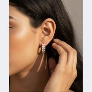 Pendientes de aro tipo huggie con engaste de puntas compartidas y corte ovalado de 2.00 quilates - Product Image 6