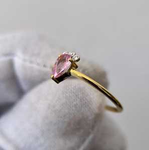 แหวนพลอยแซฟไฟร์สีชมพูมินิมอล แหวนหมั้นพลอยแซฟไฟร์ธรรมชาติ เงินแท้ 925 ชุบทอง 14K รูปทรงลูกแพร์ - Product Image 5