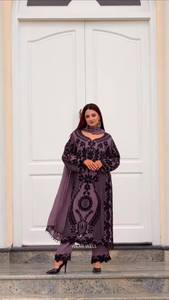 Ensemble prêt-à-porter entièrement cousu avec haut en faux georgette, broderie à points de chaînette et travail de sequins, pantalon et dupatta. - Product Image 5