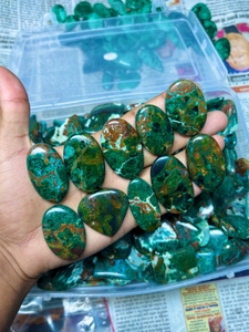Exportador Confiable ASHU GEMS, Gemas Sueltas de Crisocola Verde Natural, Cabujones de Formas Mixtas de 20MM-50MM, Hechos a Mano, Venta al Por Mayor - Product Image 2