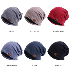 Gorro Unisex Rojo Sólido Estilo Slouchy con Parche de Cuero, Gorro de Invierno de Algodón - Product Image 4