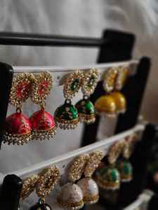 Juego de pendientes Meenakari Kundan con perlas para mujeres y niñas |   Joyería india, pakistaní y punjabí |   Recuerdo de Boda Nikah Heena Haldi - Product Image 3