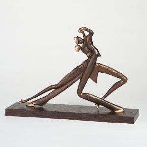 Escultura de aluminio fundido a mano que explora la calma estructural, el peso equilibrado y la intensidad silenciosa de la forma moderna. - Product Image 6