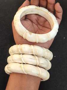 Brazalete de Hueso Tallado, Forma Circular, Joyería Artesanal Natural, Hecho a Mano, Pulido, Tono Blanco Marfil - Product Image 2