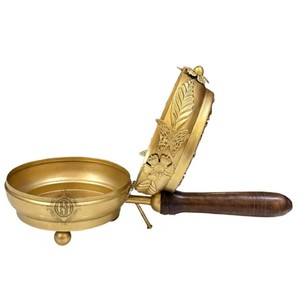 Quemador de Incienso de Latón Hecho a Mano con Mango de Madera, Diseño Tradicional para Fragancia Religiosa y Aroma a Oud, Hecho en India - Product Image 4
