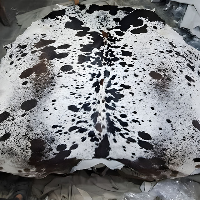 Marron foncé, noir et blanc