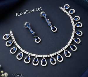 Colección Elegante, Juego de Joyería para Mujer con Diseño Geométrico Clásico de Alta Calidad, Chapado en Oro, con Incrustaciones de Perlas de Imitación y Moissanita - Product Image 1