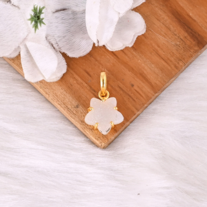 Pendentif tendance en laiton plaqué or en forme d'étoile blanche Druzy pour femmes - Product Image 2