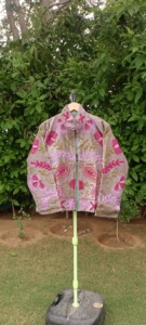 Chaqueta Bomber de Terciopelo Bordada a Mano de Lujo para Mujer |   Abrigo Artesanal Floral Premium para Otoño/Invierno |   Algodón de Diseño de Boutique - Product Image 4