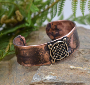 Bracelet en cuivre oxydé fait main avec nœud entrelacé, bijou en métal tendance au design exquis - Product Image 1