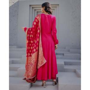 Ensemble de costume pour femme Sarah en satin rose 100% polyester disponible en taille XS - Product Image 2