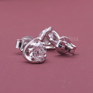 Boucles d'oreilles clous rondes serties de diamants de laboratoire certifiés IGI en or 18 carats |   Boucles d'oreilles minimalistes en diamant - Product Image 3