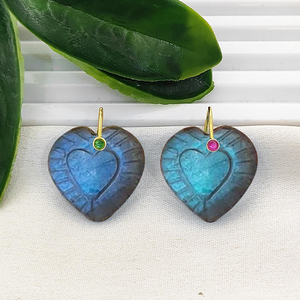 Flashy Labradorite Heart Carving Pendant 20mm Heart Shape Blue Labradorite Carved Charm Gold Plated Pendant For Jewelry Supplier - Product Image 1