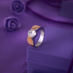 Elegante Anillo de Plata de Ley de Dos Tonos con Banda de Acabado Dorado Texturizado, Joyería Moderna y Minimalista para Uso Diario Unisex - Product Image 1
