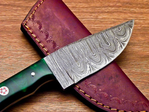 Cuchillo Skinner de Acero de Damasco Hecho a Mano con Mango de Resina Verde, Pasador de Latón y Funda de Cuero. Fabricante OEM Personalizado, Venta al por Mayor y a Granel. - Product Image 2
