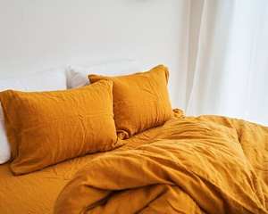 Juego de Funda Nórdica de Lino Lavado a la Piedra en Amarillo Mostaza con Cierre de Botones de Coco, Juego de Cama de Tres Piezas con Dos Fundas de Almohada - Product Image 1