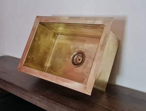 Évier de cuisine artisanal en laiton martelé, sur mesure, style ferme, en laiton massif de calibre lourd, avec façade en laiton - Product Image 2