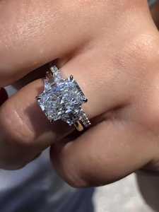 Juego de Anillos de Compromiso y Boda de Diamantes Cultivados en Laboratorio con Corte Radiante, Plata 925 y Oro 14K, 3ct, Tres Piedras, Venta al Por Mayor - Product Image 1